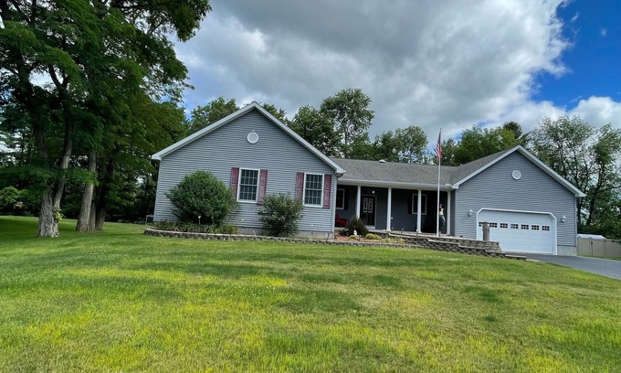 Saratoga Springs Casa | 2 M to Track, 1 Mile to National Prime/Golf, 4 bedroom, 2.5 bath - sleeps 8-10