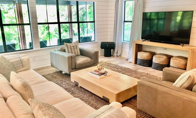 Burnet Casa | 2 Masters, 2 Living rooms, w/Paddleboards. Serene Waters.
