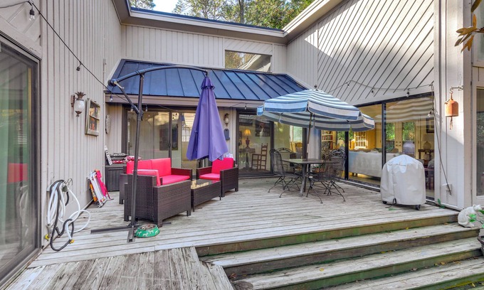 Sea Pines Cabaña | 2 Mi to Beach: Hilton Head Home w/ Furnished Deck