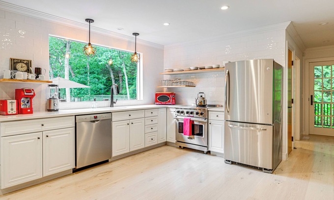 Wainscott Woods Casa | 2 Mi to Beach: Dog-Friendly Home in Wainscott!