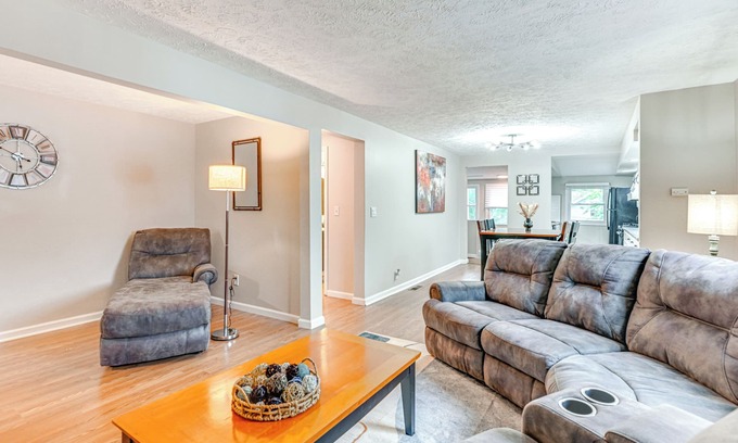 Lansing Apartamento | ~ 2 Mi to Downtown: Bright Apt in Lansing!