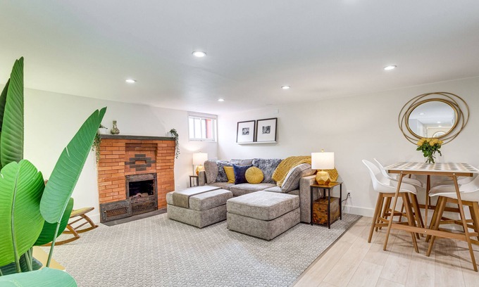 City Park Apartamento | 2 Mi to Downtown Denver: Stylish Gem w/ Fireplace!