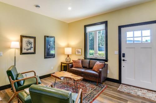 Palmer Casa | 2 Mi to Dtwn Palmer Custom Valley Home with Garage