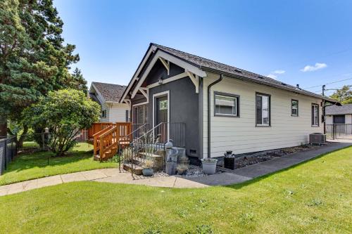 Hilltop Casa | 2 Mi to Dtwn Tacoma Charming Home with Deck and Yard!