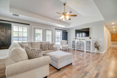Grove Casa | 2 Mi to Grand Lake Grove Home with Fenced-In Yard