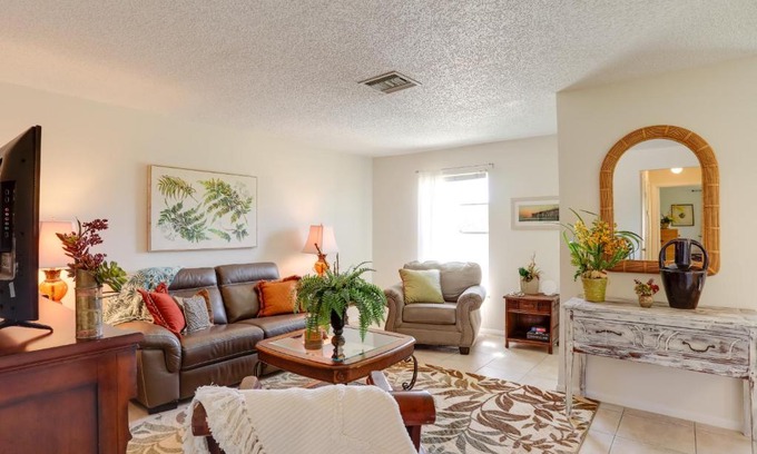 Hobe Sound Casa | 2 Mi to Hobe Sound Beach Townhome with Lanai