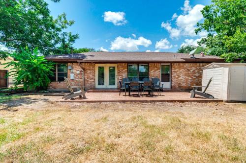 College Station Casa | 2 Mi to Kyle Field Bryan Home with Fenced Yard
