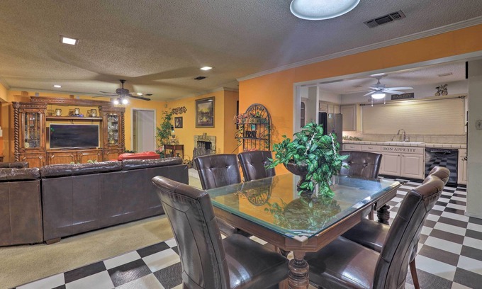 West Arlington Casa | ¡NUEVO! Amplia casa con cubierta ~ 2 millas al lago Arlington.
