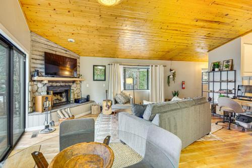 Arrowhead Villas Casa | 2 Mi to Lake Arrowhead Treetop Retreat with Deck
