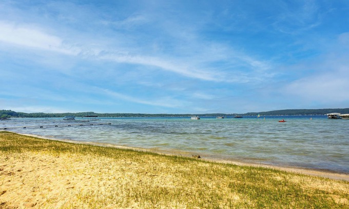 Frankfort Apartamento | 2 Mi to Lake Michigan Beaches: Frankfort Getaway!