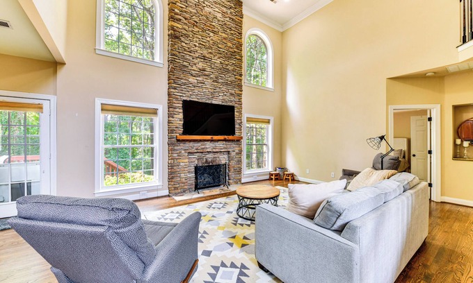 Huntersville Casa | 2 Mi to Lake Norman: Home w/ Deck in Huntersville!