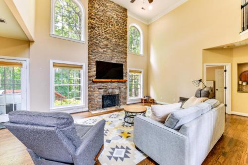 Huntersville Casa | 2 Mi to Lake Norman Home with Deck in Huntersville!