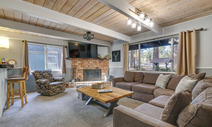 Eagle Mountain Estates Cabina | 2 Mi to Lake & Skiing: Big Bear Family Cabin