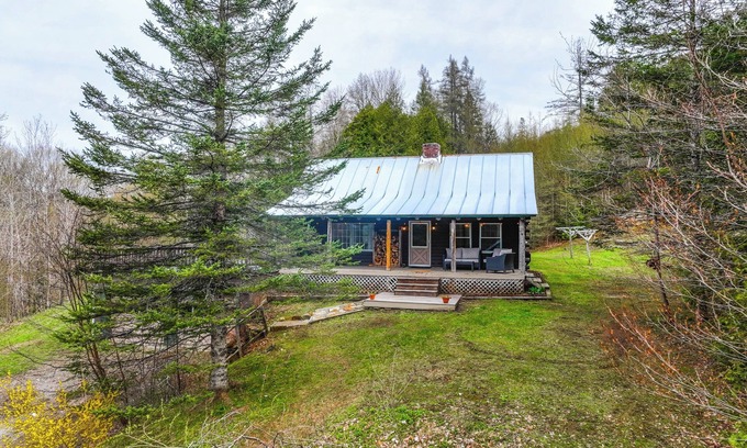 West Burke Cabina | 2 Mi to Lake Willoughby: Peaceful Log Cabin!