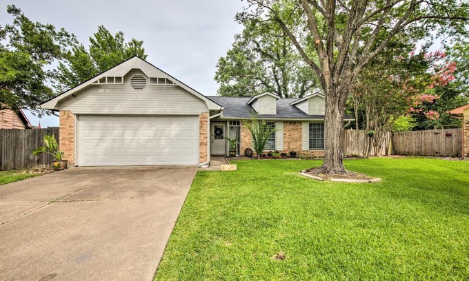 Irving Casa | 2 Mi to Lone Star Park Irving Home with Fenced Yard