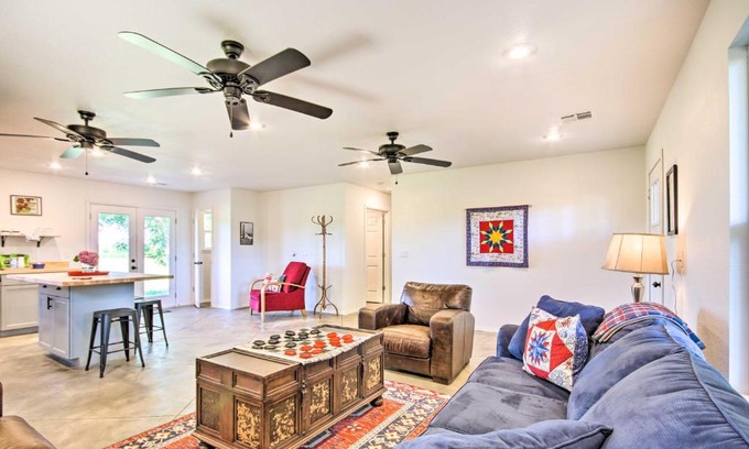 Grove Casa | 2 Mi to Marinas and Grove Cozy Cabin with Grill