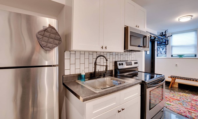 West Side Apartamento | 2 Mi to PATH Station: Chic Jersey City Studio!
