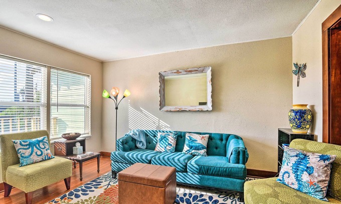 Galveston Cabaña | 2 Mi to Pier: Colorful Cottage in Galveston!