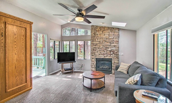 Pinetop-Lakeside Cabaña | 2 Mi to Rainbow Lake: Woodsy Retreat w/ Deck!