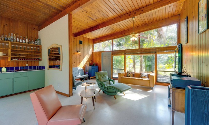 Palmetto Casa | 2 Mi to Riverwalk: Palmetto Gem w/ Fire Pit & BBQ
