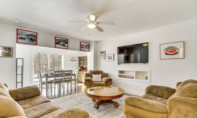 Elkhart Lake Casa | 2 Mi to Road America: Pet-Friendly Duplex!