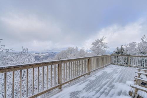 Beech Mountain Casa | 2 Mi to Ski Resort Beech Mtn Home with Fire Pit!