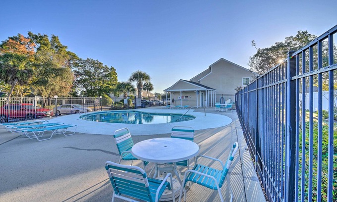 Surfside Beach Apartamento | 2 Mi to Surfside Beach: Condo w/ Community Pool!