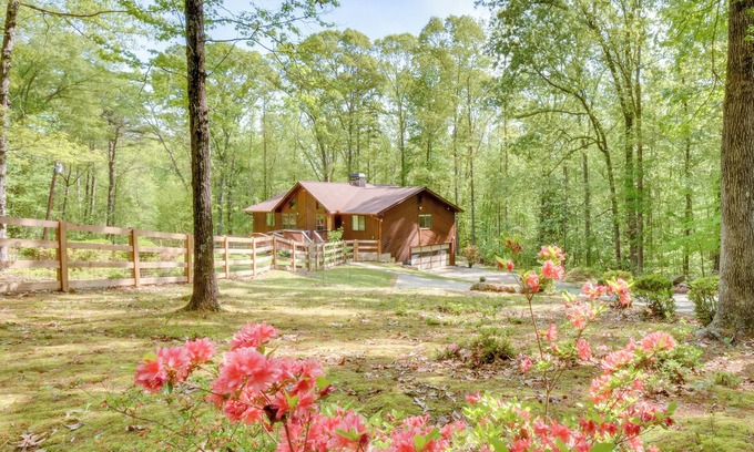 Toccoa Apartamento | 2 Mi to Toccoa Falls: Cozy Getaway w/ Fire Pit!