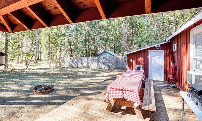 Trinity Center Cabina | < 2 Mi to Trinity Lake: NorCal Getaway w/BBQ