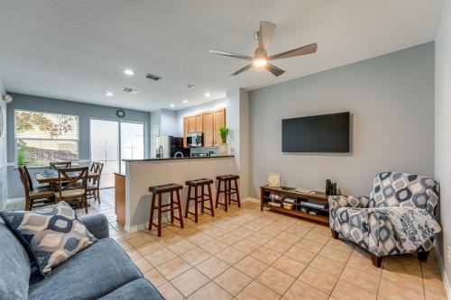 Crestwynd Bay Casa | 2 Mi to WDW Townhouse with Patio and Pool Access