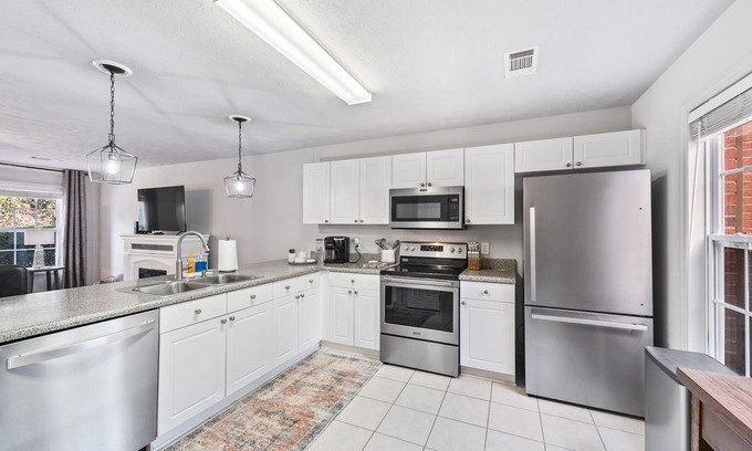 Auburn Condominio | 2 miles from the stadium AND convenient to EVERYTHING!