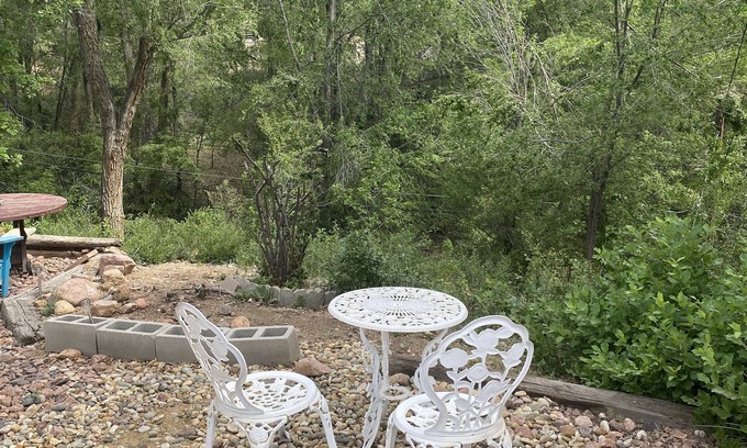 Cheyenne Meadows Apartamento | 2 Miles Ft Carson *1 mile Broadmoor World Arena * 2bedroom * Quiet