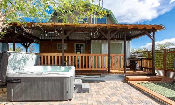 Prescott Heights Cabina | 2 miles to downtown Whiskey Row! Cozy Boulder Cabin is family friendly with spa!