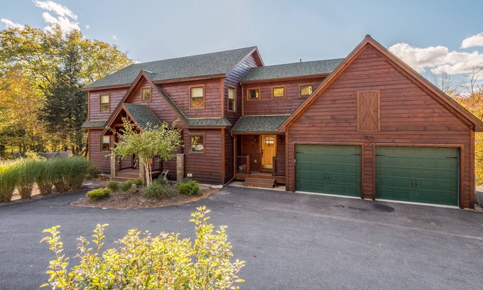 Sunday River Area Chalet De Esquí | 2 miles to Sunday River! Plus, golf, hike, bike, swim, fish and float!