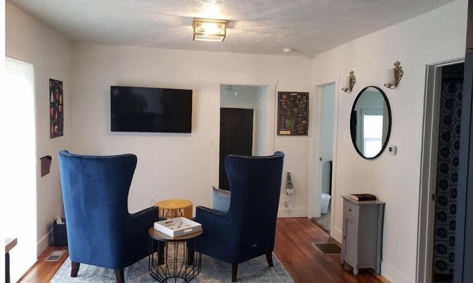 Lincoln Casa | 2 min from downtown Lincoln-Attractive & Cozy. Firepit & popcorn machine.