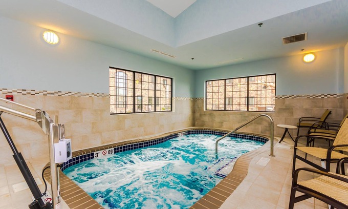Grand Forks Condominio | A 2 minutos de la Universidad de Dakota del Norte. Desayuno gratis. Piscina cubierta y bañera de hidromasaje.