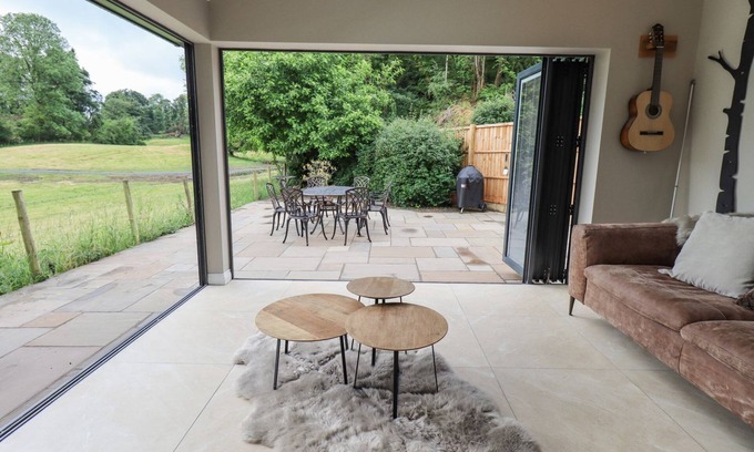 Lakeside Casa | 2 mins Lake Windermere! Gorgeous quiet property, slps 8 (4 bedrooms, 3 bathrms)