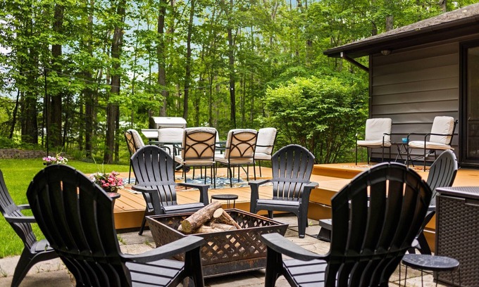 Petoskey Casa | 2 mins to Walloon Lake beach-Convenient-Hot tub-Game room-Firepit-Custom Kitchen