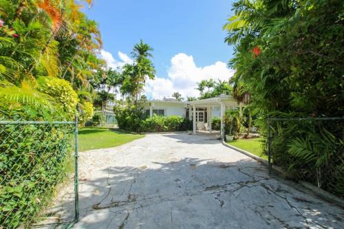 Sunset Crest Casa | 2 minute walk to Beach & Pool - Casual 2-Bed House home by Bluescape