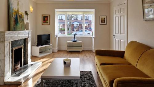 Leopardstown Casa | 2 minute walk to LUAS (tram)