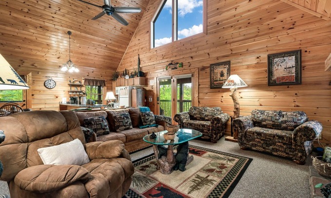 Sevierville Cabina | 2 Mstr Bdrm suites✅Fast WiFi✅HotTub/Mtn Views/ResortPool/Arcade-Game Room