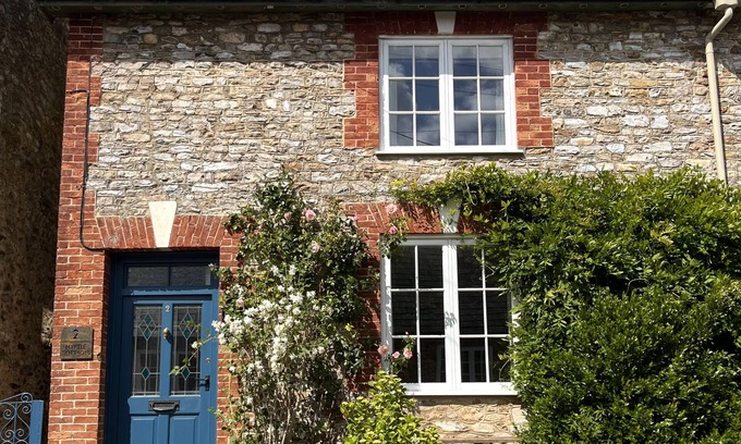 Honiton Cabaña | 2 MYRTLE COTTAGES, pet friendly, with open fire in Stockland