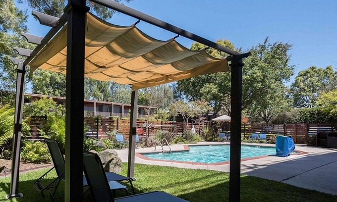Barron Park Hotel | 2 Peaceful Creekside Room with Free Parking, Balcony & Heated Pool
