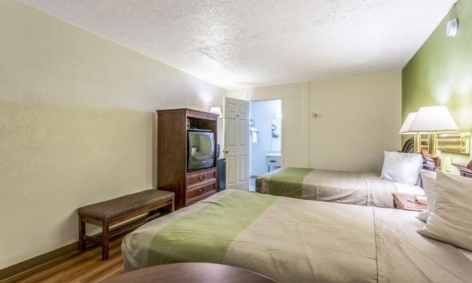 Edgewood Hotel | 2 Perfect Stopover Rooms Off I-95 w/ Breakfast & Close to Local Restaurants
