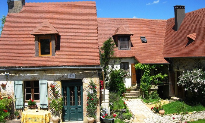 Hautefort Cabaña | 2 Perigorian Cottages, 10p: heated pool, child paradise, game room, large garden