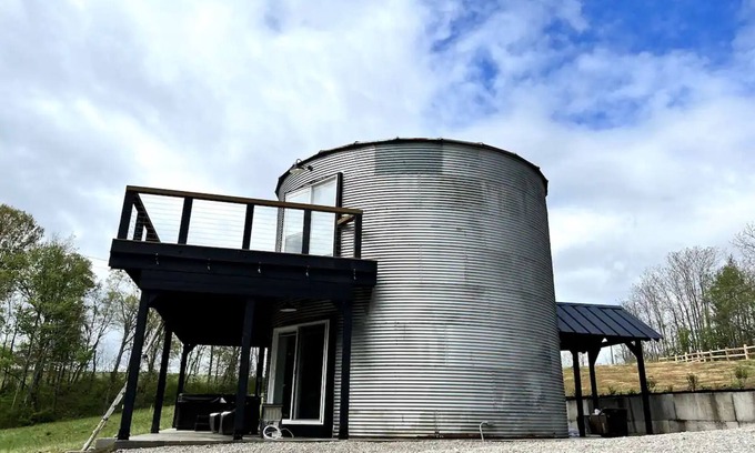 Rockbridge Cabina | 2-Person Grain Silo Getaway in Hocking Hills, Ohio w/ Hot Tub. Dog-friendly!