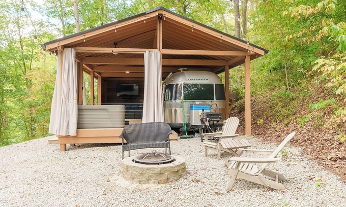 Logan Casa | 2-Person Romantic Airstream Glamper in Hocking Hills, Ohio