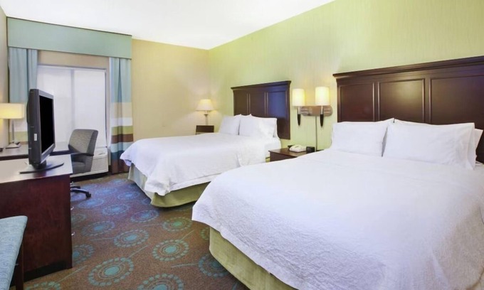 South Bend Hotel | 2 Pet-Friendly Rooms w/ Comfortable Bed & Free Hot Breakfast – Convenient Stay