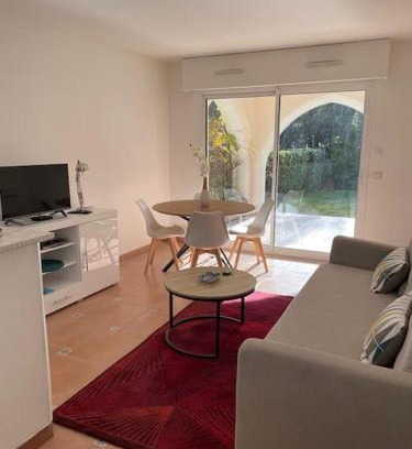 Boulouris-sur-Mer Apartamento | 2 pièces Saint Raphael rénové, classé 4 étoiles, 100 m plages, piscine, tennis, parc, terrasse, jardin privatif