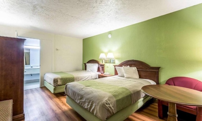 Edgewood Hotel | 2 Pleasant Rooms for Passing Travelers w/ Breakfast & Easy I-95 Access